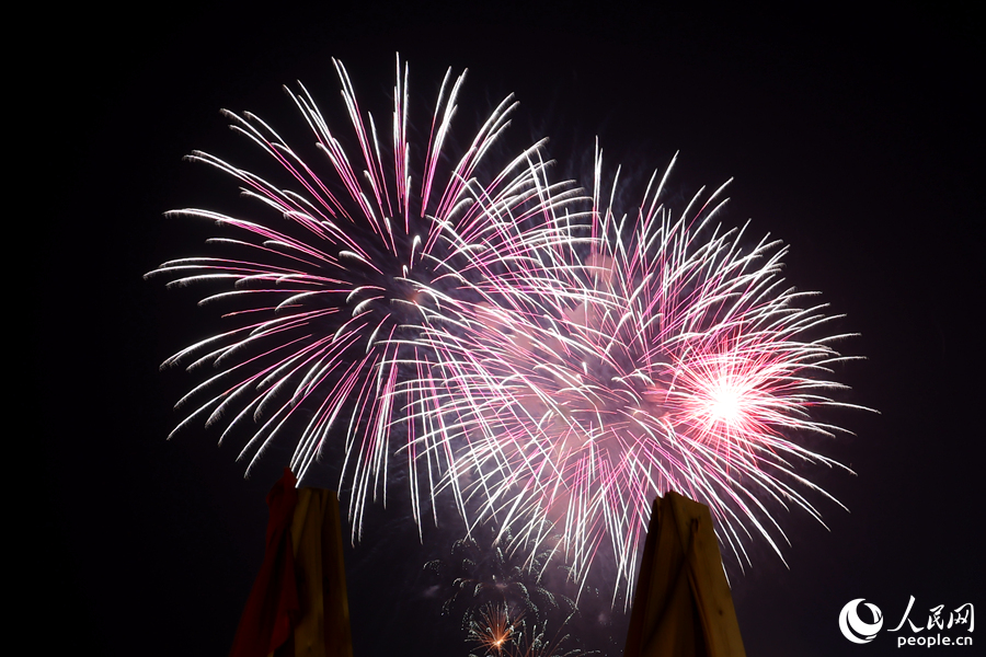 絢爛煙花點亮夜空。人民網(wǎng)記者 陳博攝