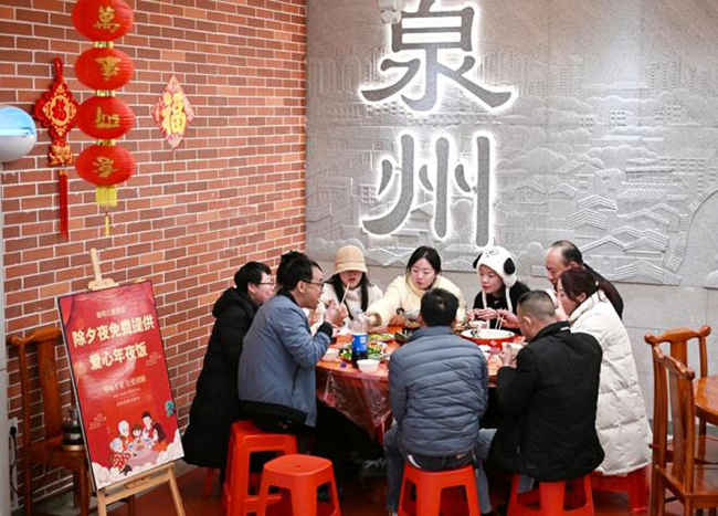 全省高速服務(wù)區(qū)為司乘人員免費提供當?shù)丶页Ｄ暌癸?。福建省交通運輸廳供圖