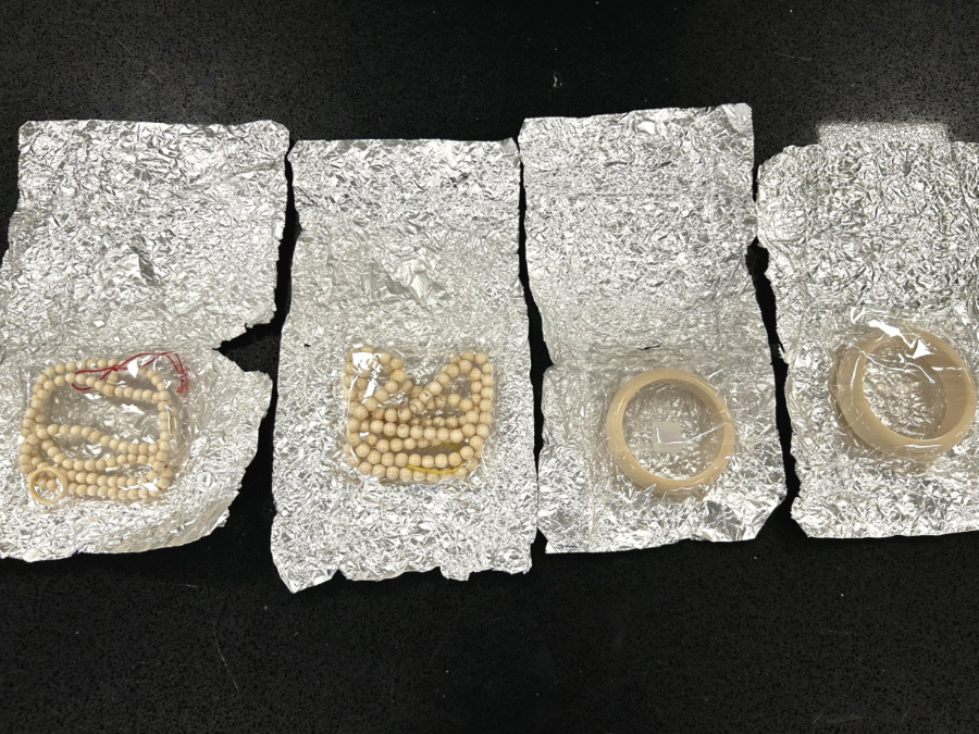 廈門海關(guān)查獲的手鐲、項(xiàng)鏈等象牙制品。張家倩攝