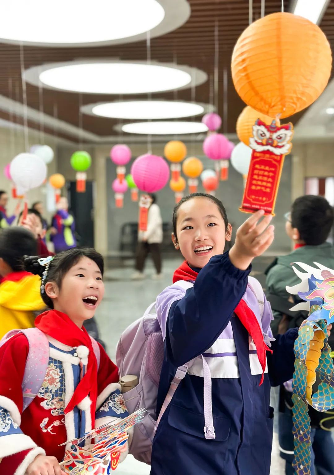 開學(xué)啦，大家一起玩轉(zhuǎn)燈謎。李莉攝