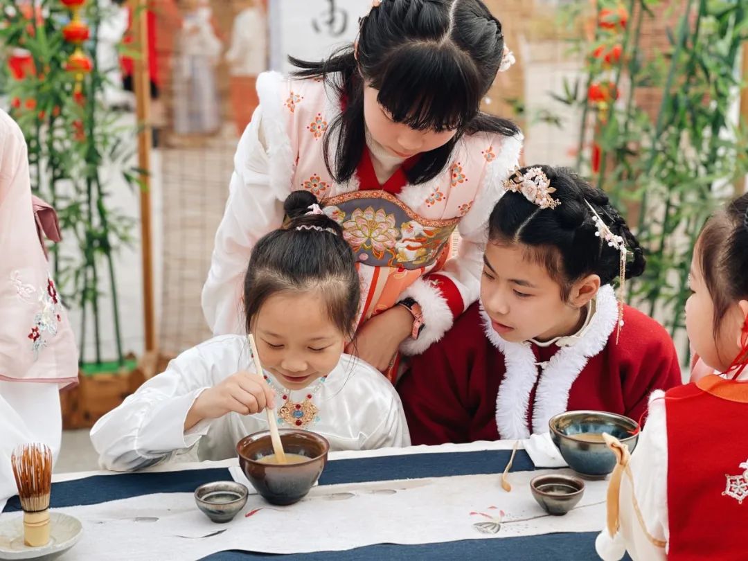 福州市晉安區(qū)，斗寶廟會(huì)讓學(xué)生們沉浸式體驗(yàn)傳統(tǒng)文化。斗寶廟會(huì)這一民俗，源自春秋時(shí)期十八個(gè)諸侯國(guó)在潼關(guān)斗寶，福州文人將其引入閩地，成為榕城廟會(huì)的特色文化名片。蔡心儀攝