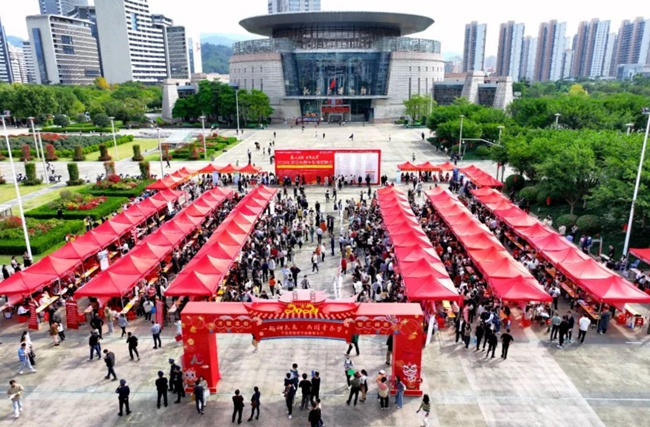 招聘會現(xiàn)場。