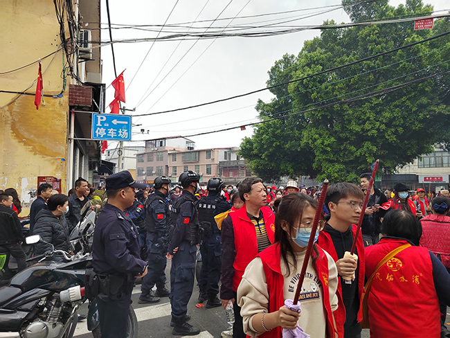 “藏藍(lán)身影”的堅(jiān)守與護(hù)航。安溪縣公安局供圖