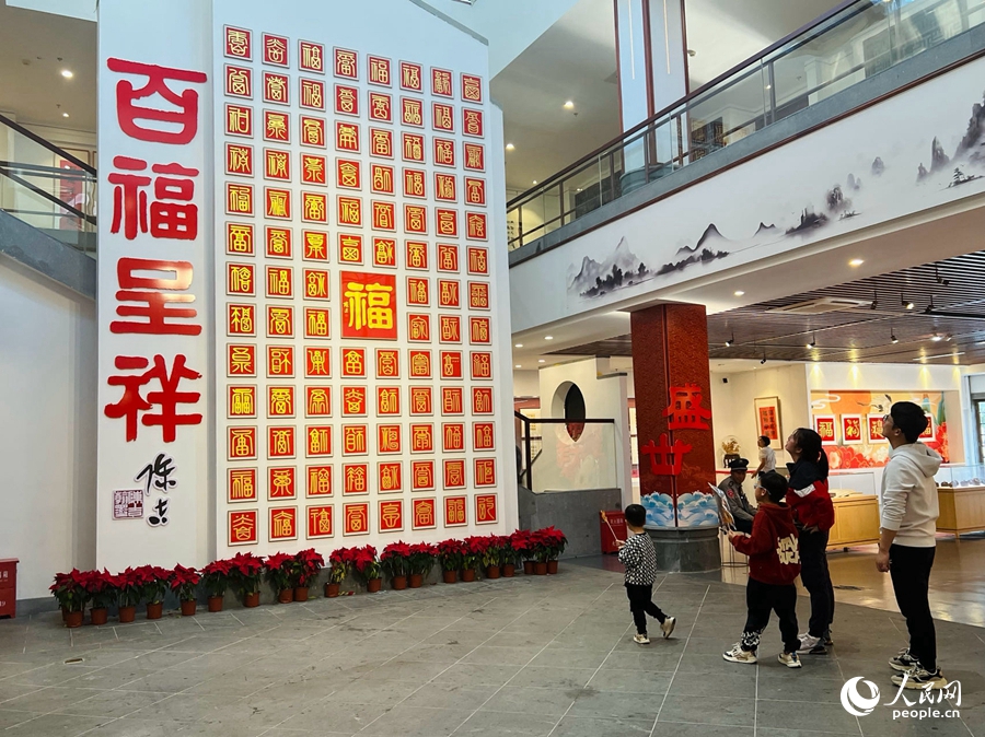 市民游客在“百福呈祥”圖前駐足欣賞。人民網(wǎng) 陳歡歡攝