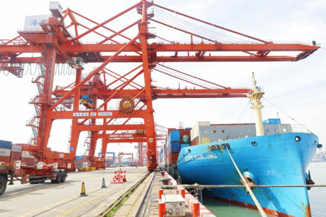 貨輪靠泊廈門港裝卸貨物。廈門港口管理局供圖