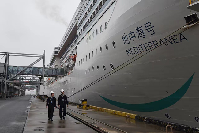 廈門(mén)海事局執(zhí)法人員保障“地中海號(hào)”郵輪安全靠泊。林昕昀攝