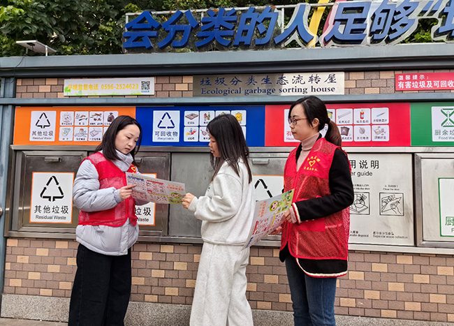 龍文醫(yī)保巾幗志愿者向居民講解垃圾分類知識。龍文區(qū)融媒體中心供圖