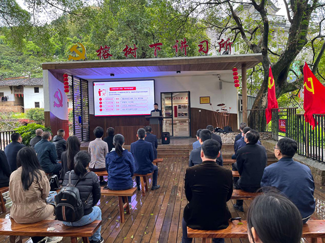 農(nóng)村黨員在“榕樹下講習所”上黨課。一都鎮(zhèn)供圖
