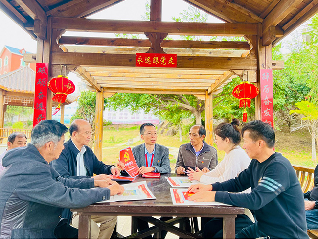 沙埔鎮(zhèn)基層百姓宣講團(tuán)在官廳村召開深入學(xué)習(xí)貫徹黨的二十大精神會(huì)議。沙埔鎮(zhèn)供圖