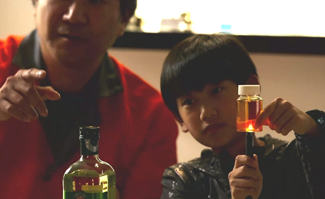 高純度的初榨橄欖油，在驗(yàn)鈔筆的照射下發(fā)出紅色的光。殿前街道供圖