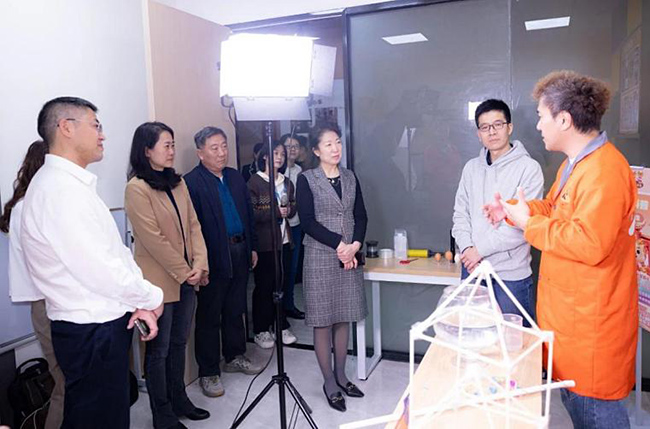 中國科協青少年科技中心主任辛兵、中國科協青少年科技中心院校合作處副處長董操、福建省青少年科技活動中心主任葉茂盛走訪“小樂科普”直播課堂。殿前街道供圖