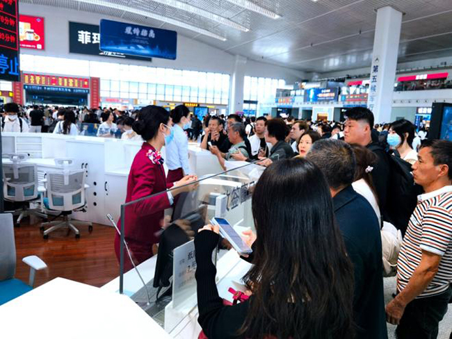 福州火車站開(kāi)行始發(fā)和經(jīng)停旅客列車大面積晚點(diǎn)。江曲攝