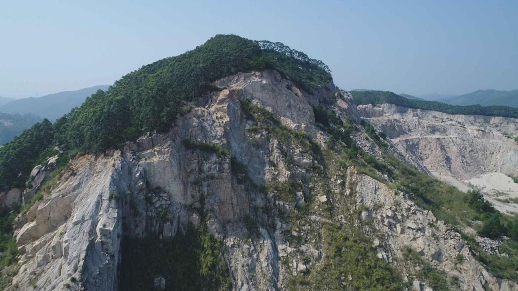 獅山-周福廢棄礦山修復前，巖層裸露，滿目瘡痍。漳州臺商投資區(qū)自然資源局供圖