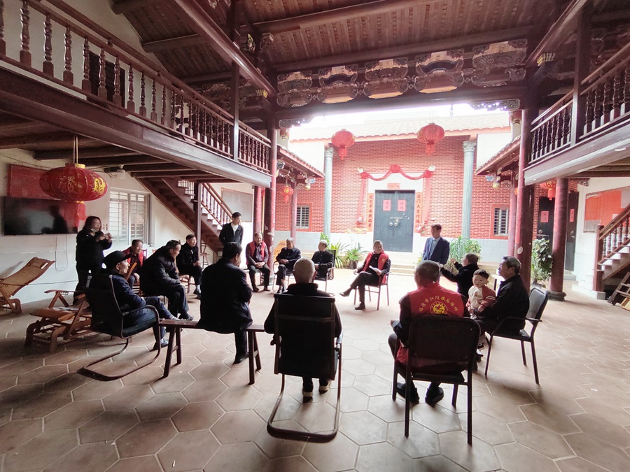 江陰鎮(zhèn)黨員宣講隊赴后陳村開展“厝邊談話會”。福清市委組織部供圖