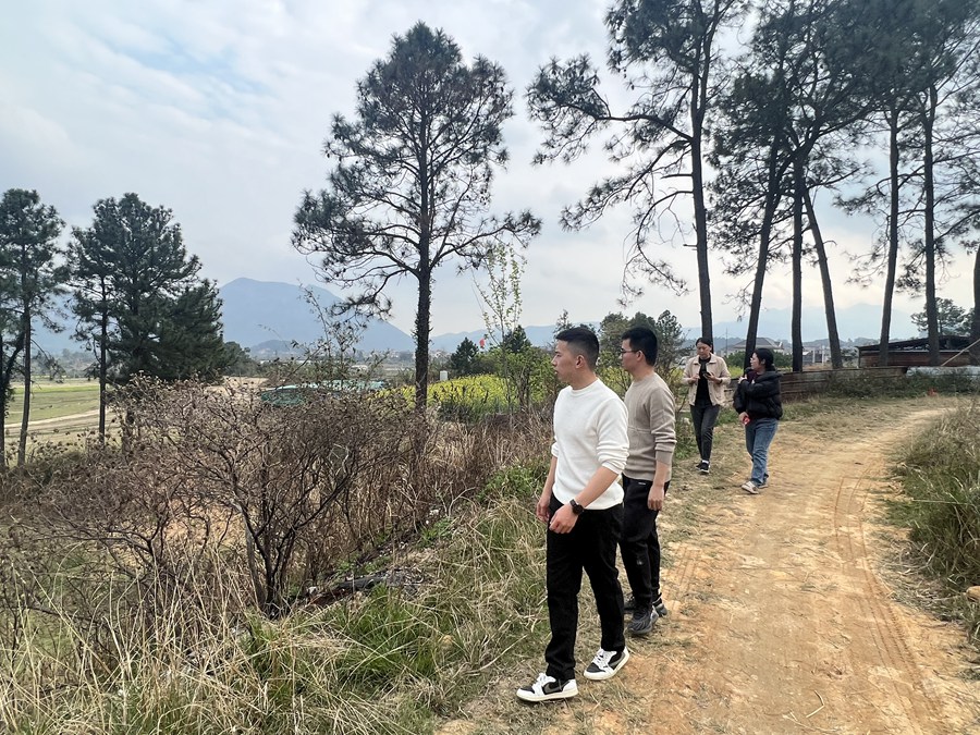 鏡洋鎮(zhèn)黨員干部現(xiàn)場勘測燃氣管道敷設(shè)選址項目。福清市委組織部供圖