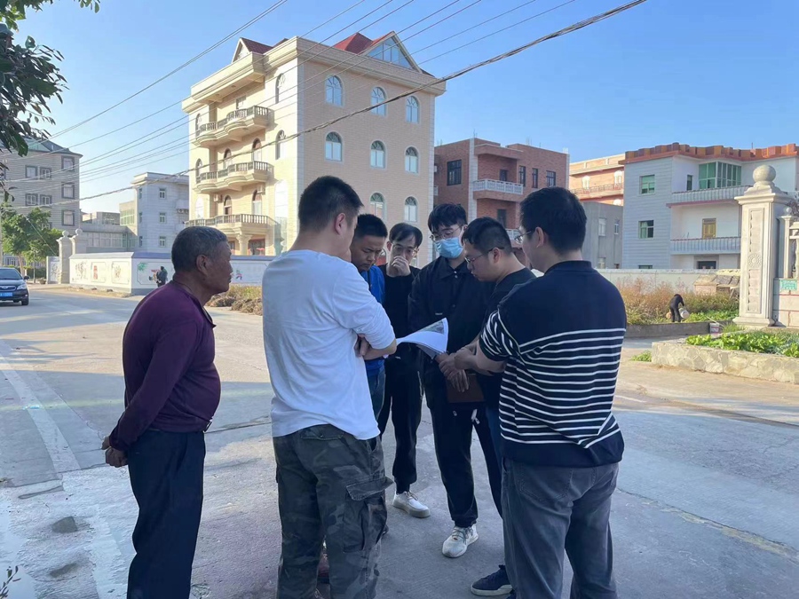 三山鎮(zhèn)黨員干部到鰲頭村現(xiàn)場推進污水管網(wǎng)項目建設(shè)。福清市委組織部供圖