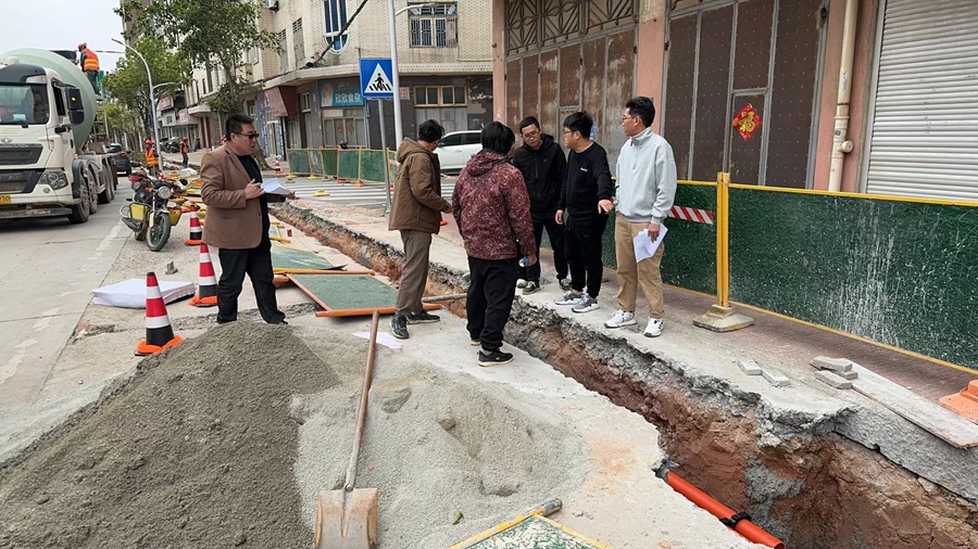 港頭鎮(zhèn)黨員干部到X178線道路提升改造項目現(xiàn)場查看施工進展。福清市委組織部供圖