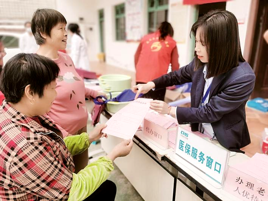 工作人員針對老人們的醫(yī)保問題現場進行解答。龍文區(qū)融媒體中心供圖