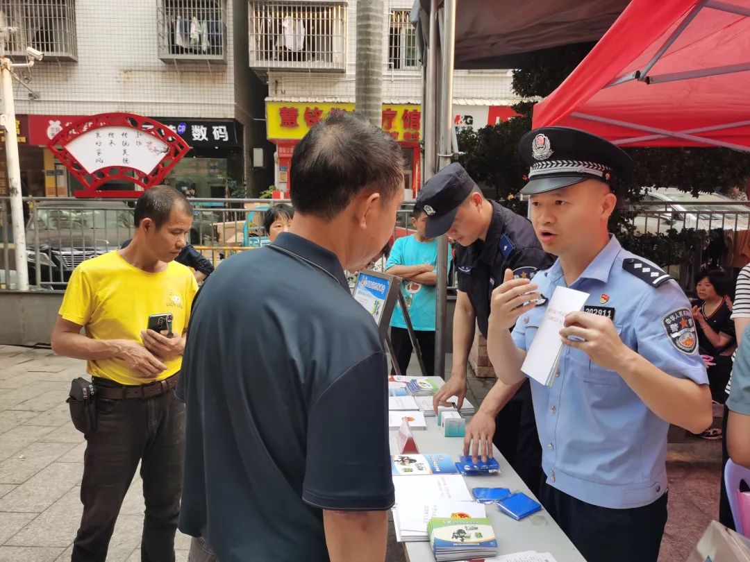 民警向市民宣傳國家安全等相關(guān)知識。