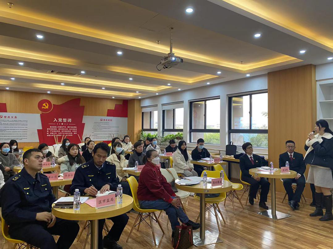 聯(lián)合海滄區(qū)市場監(jiān)督管理局、商秘示范企業(yè)開展商業(yè)秘密 協(xié)同保護(hù)與企業(yè)風(fēng)險防范沙龍。海滄法院供圖