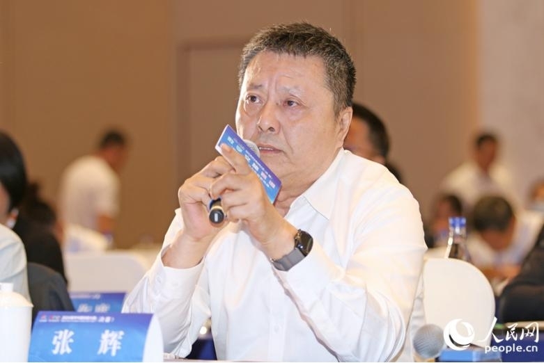 張輝在數(shù)字文旅賽道決賽時(shí)進(jìn)行提問。人民網(wǎng) 李昌乾攝
