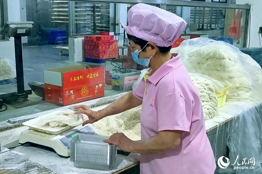 工人在打包穆陽線面。人民網(wǎng) 楊灝昱攝