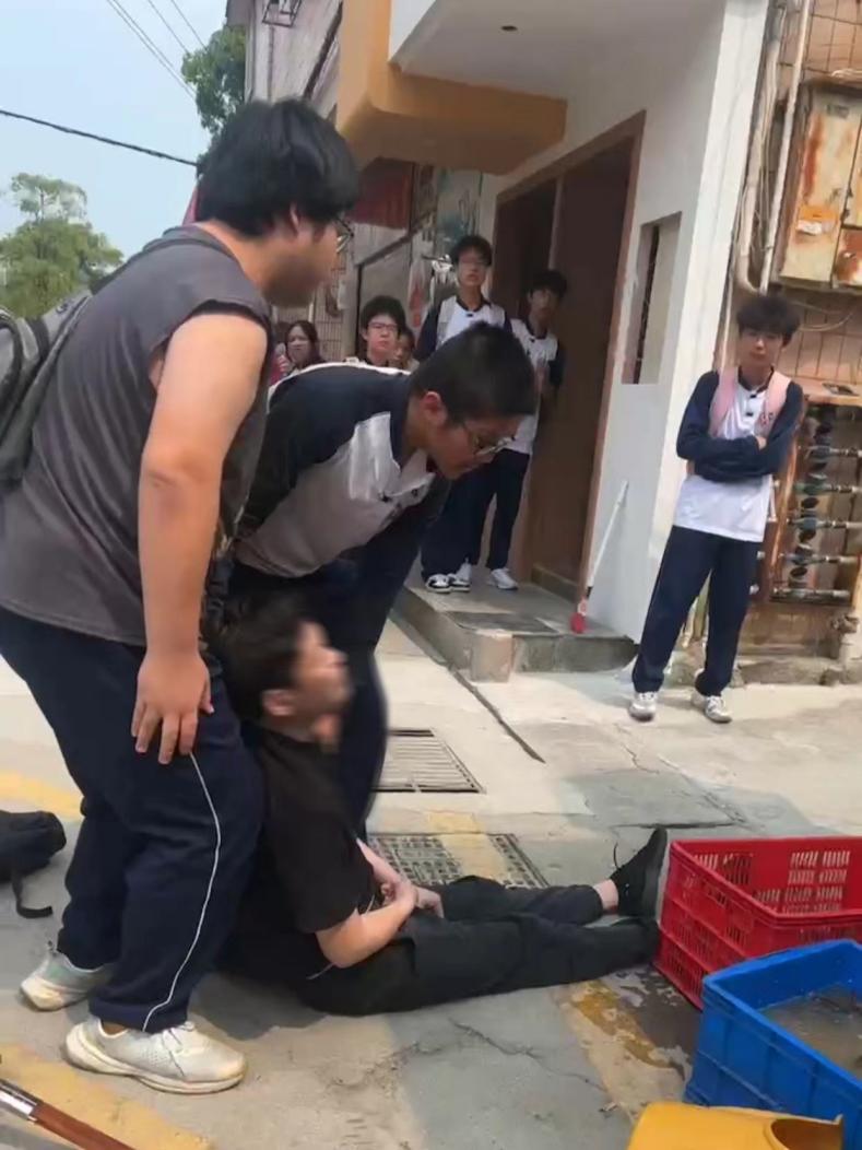 路人拍下樂安中學(xué)學(xué)生救助受傷員工的現(xiàn)場。廈門市集美區(qū)委宣傳部供圖