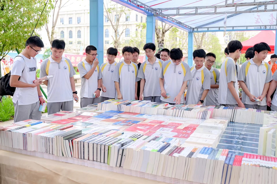 學生在選購圖書。長泰區(qū)融媒體中心供圖