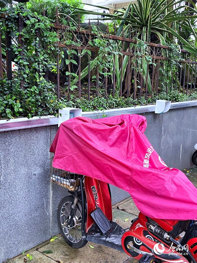 福州市鼓樓區(qū)五鳳山莊三期13號(hào)樓前設(shè)置了簡(jiǎn)易充電設(shè)備。人民網(wǎng) 劉寶琴攝