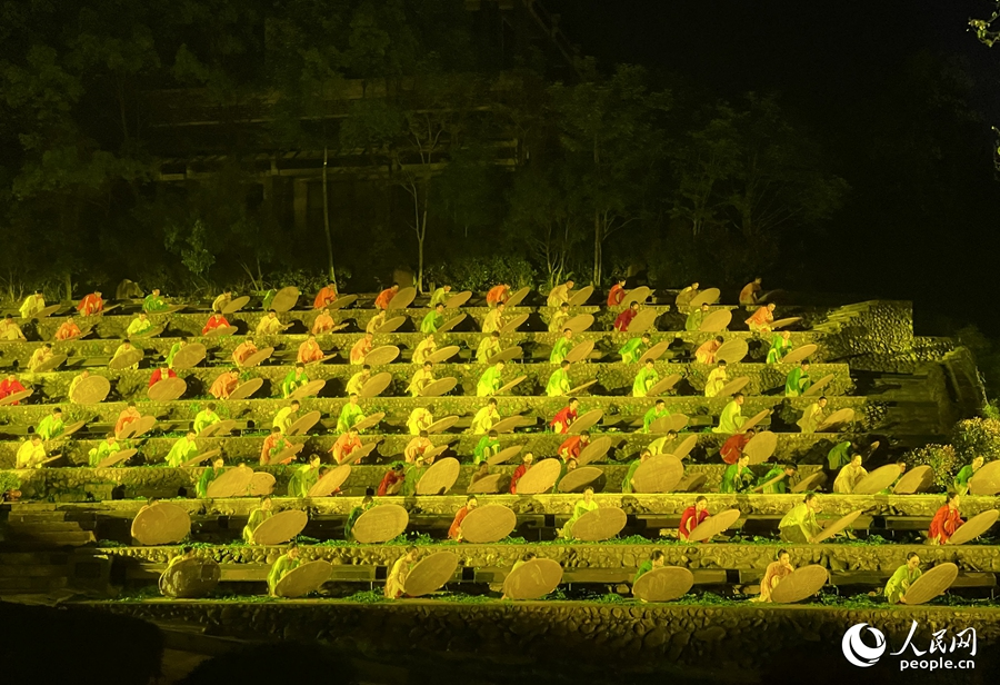 武夷山印象大紅袍演出。人民網(wǎng)記者 陳藍(lán)燕攝