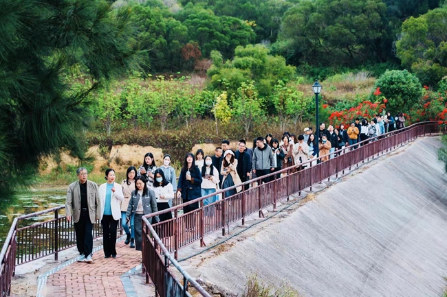 三山鎮(zhèn)魏莊村駐村第一書記林雪梅（一排右一）帶隊(duì)參觀魏莊村水庫景觀棧道