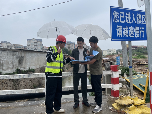 龍?zhí)镦?zhèn)東華村駐村第一書記陳潮宇（中）現(xiàn)場(chǎng)踏勘河污水處理工程