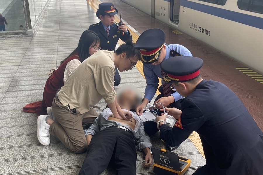楊廷舜和上官雪娟在溫州南站救治心臟驟停老人。受訪者供圖