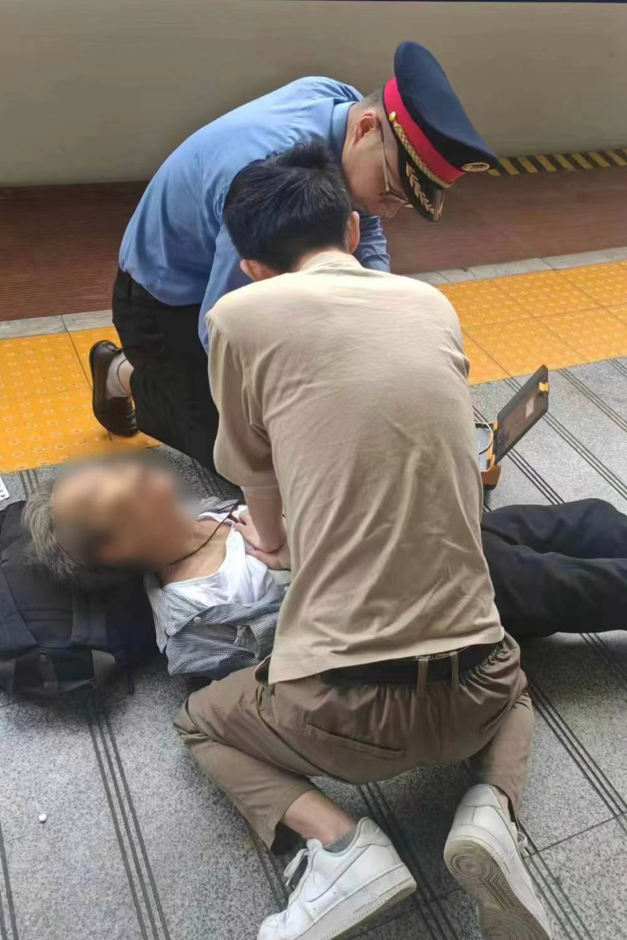 楊廷舜實(shí)施心肺復(fù)蘇。受訪者供圖