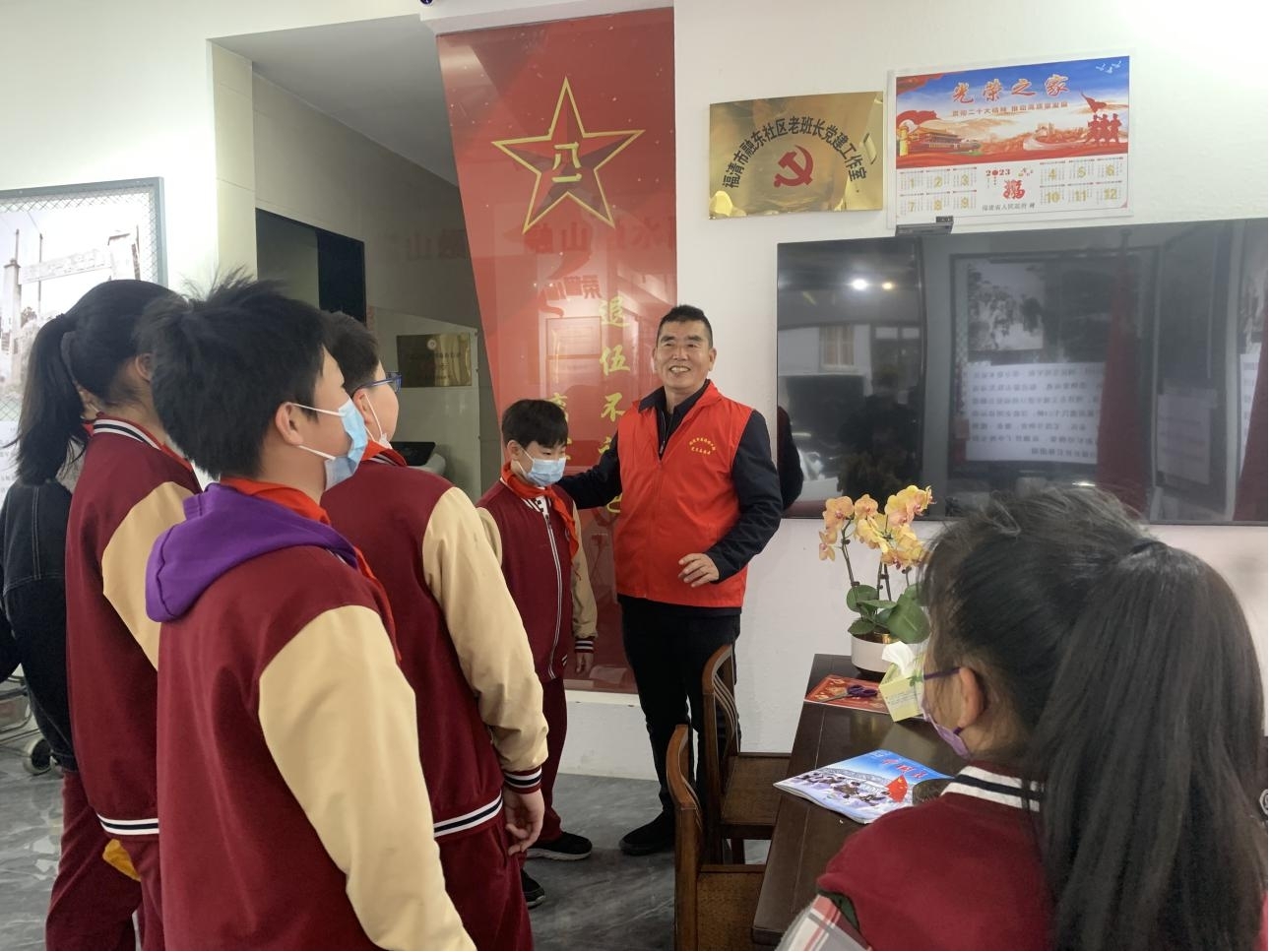 福清市龍山街道融東社區(qū)老班長工作室為青少年講述黨史國史。福清市委老干部局供圖