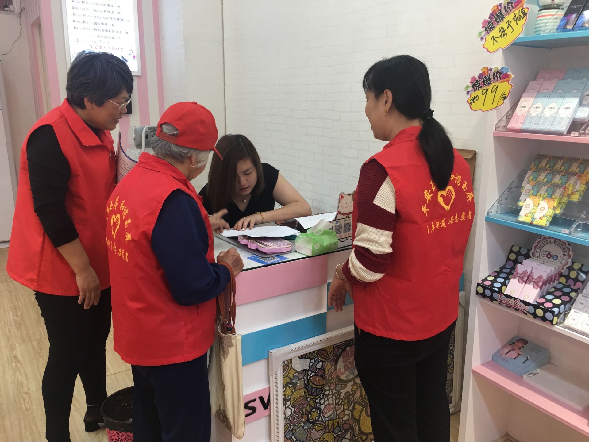 福清市玉屏街道步行街社區(qū)陳玄鉥黨建工作室助力“誠信經營示范商圈”創(chuàng)建。福清市委老干部局供圖