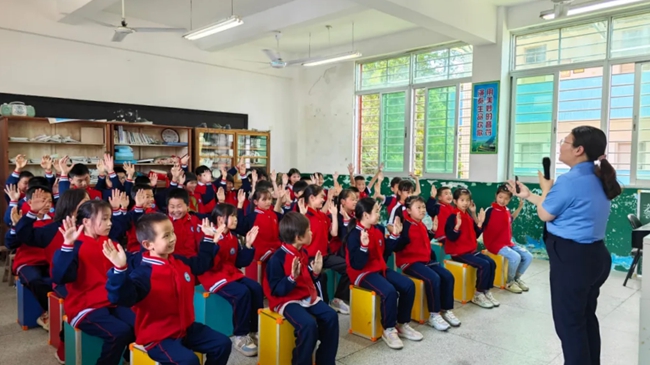 在洛江區(qū)蘇山小學(xué)開展法治宣傳。