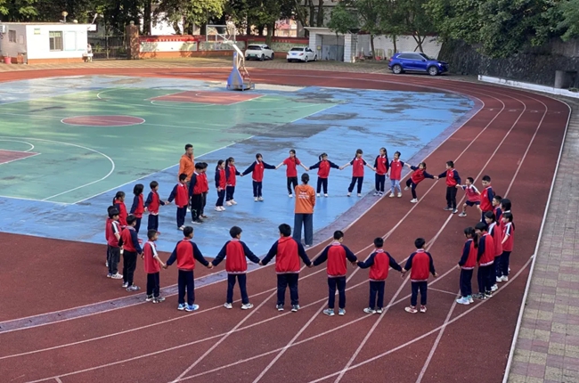 帶孩子們開展團(tuán)體輔導(dǎo)游戲。