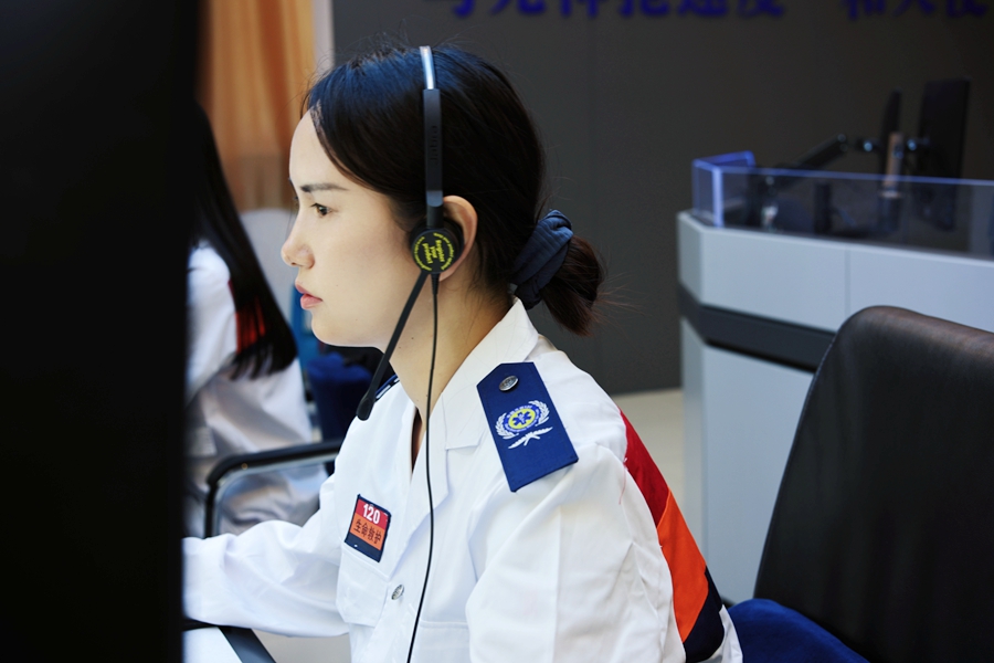 漳州市急救中心調(diào)度員吳雪玲隔空指導(dǎo)寶爸成功接生“龍寶寶”。林鑫福攝