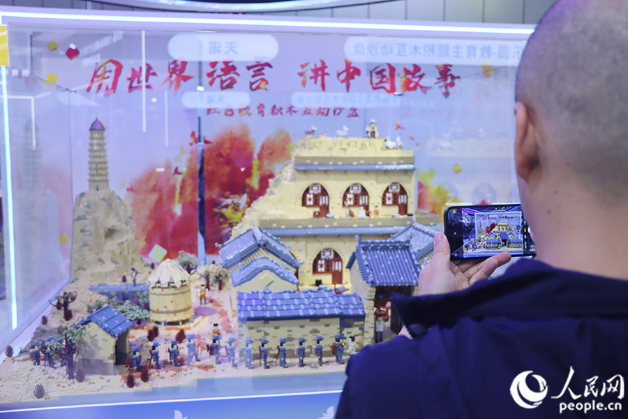 網(wǎng)龍網(wǎng)絡公司首次展出的教育主題積木交互沙盤項目吸引觀眾拍照“打卡”。人民網(wǎng) 黃東儀攝
