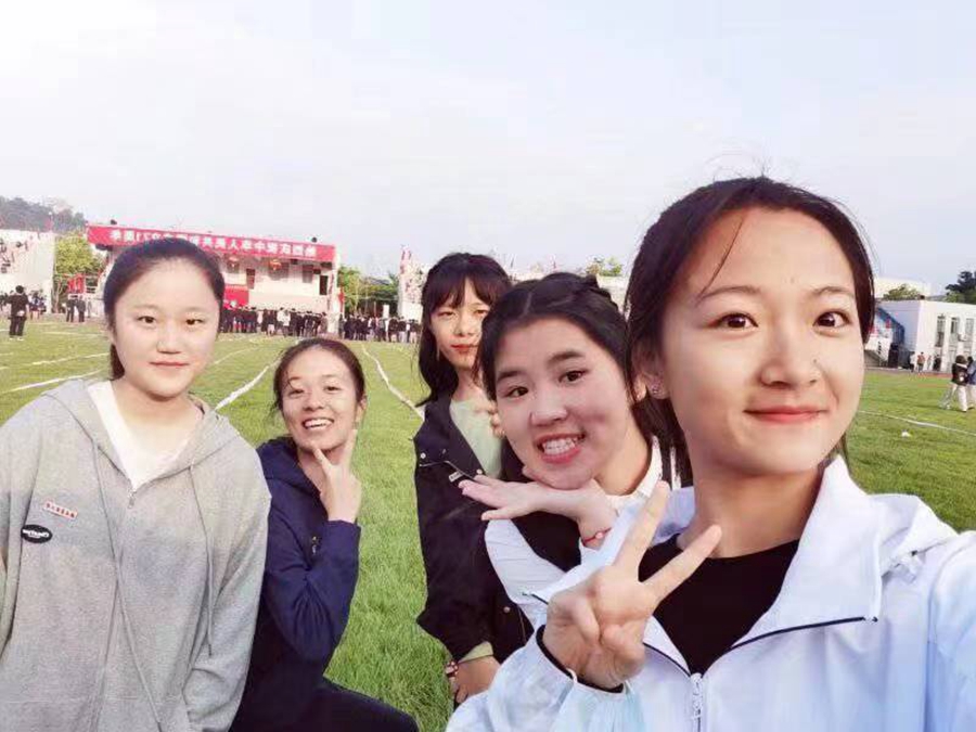 宿舍成員們?cè)诓賵?chǎng)上合影。劉媛供圖