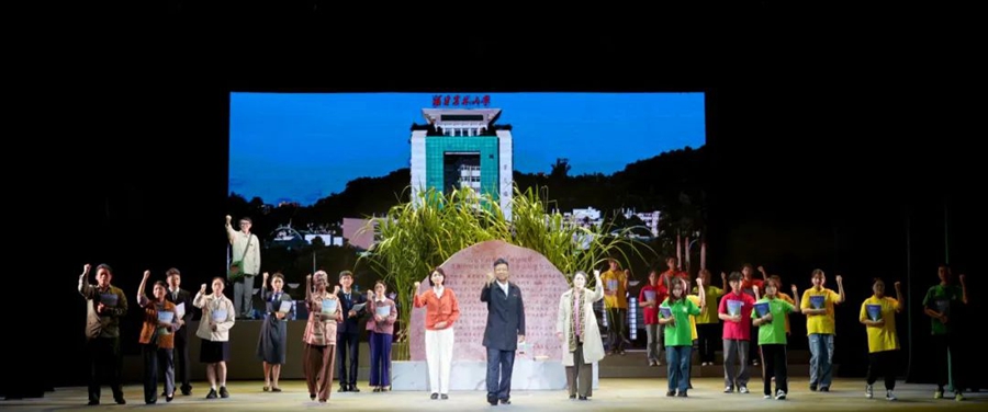 福建農(nóng)林大學(xué)原創(chuàng)時(shí)代報(bào)告劇《點(diǎn)草成金》 。圖片來(lái)源：清新農(nóng)大團(tuán)委