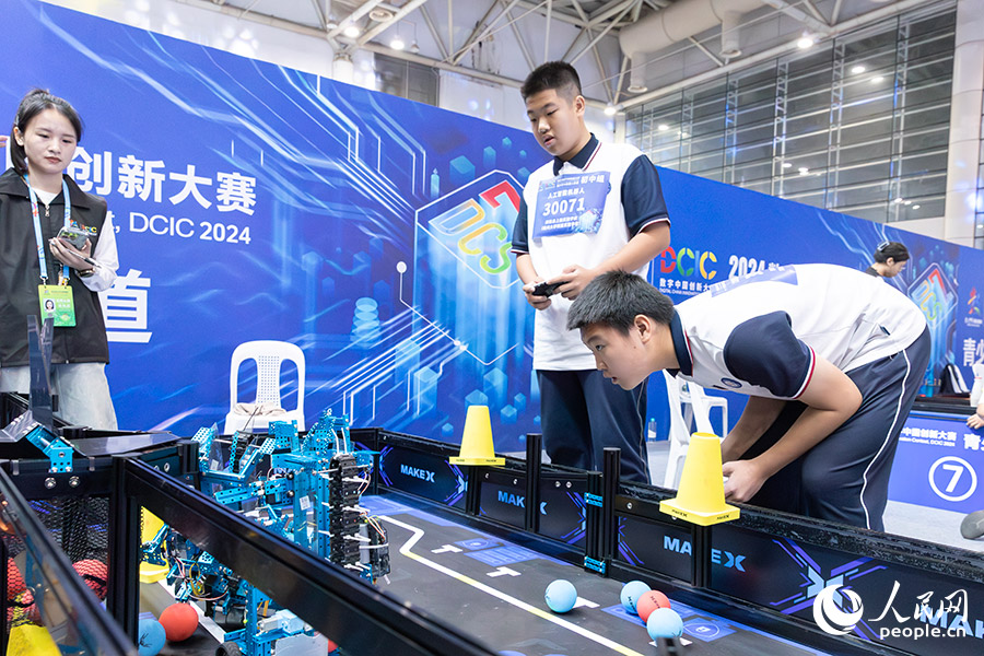 2024數(shù)字中國創(chuàng)新大賽青少年AI機(jī)器人賽道決賽在福建福州舉行。人民網(wǎng)記者 焦艷攝