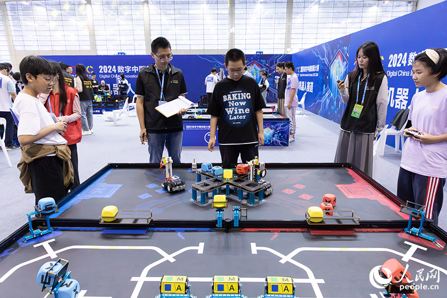 02-2024數(shù)字中國創(chuàng)新大賽青少年AI機(jī)器人賽道決賽在福建福州舉行。人民網(wǎng)記者-焦艷攝