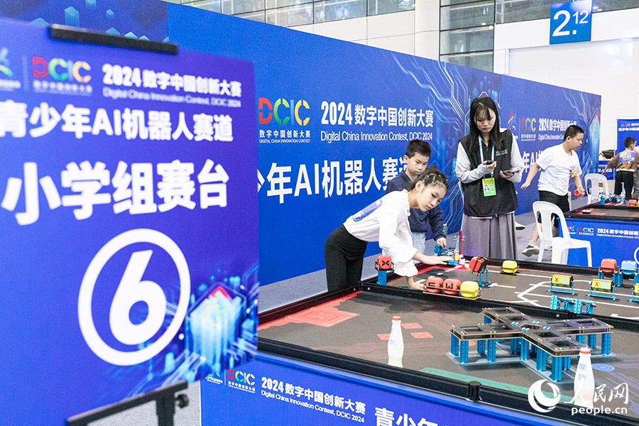 10人工智能機(jī)器人小學(xué)組比賽現(xiàn)場。人民網(wǎng)記者 焦艷攝