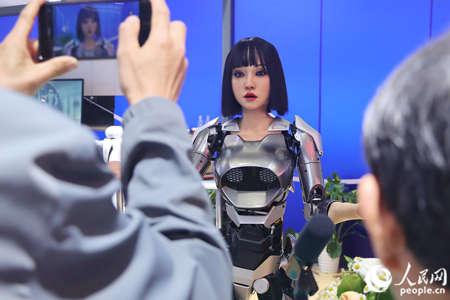 超仿真機(jī)器人小柒。人民網(wǎng) 黃東儀攝