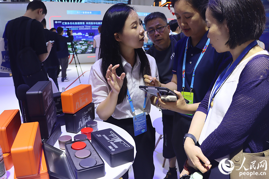 市民通過平板電腦定制自己想要的茶葉禮盒。人民網(wǎng) 黃東儀攝