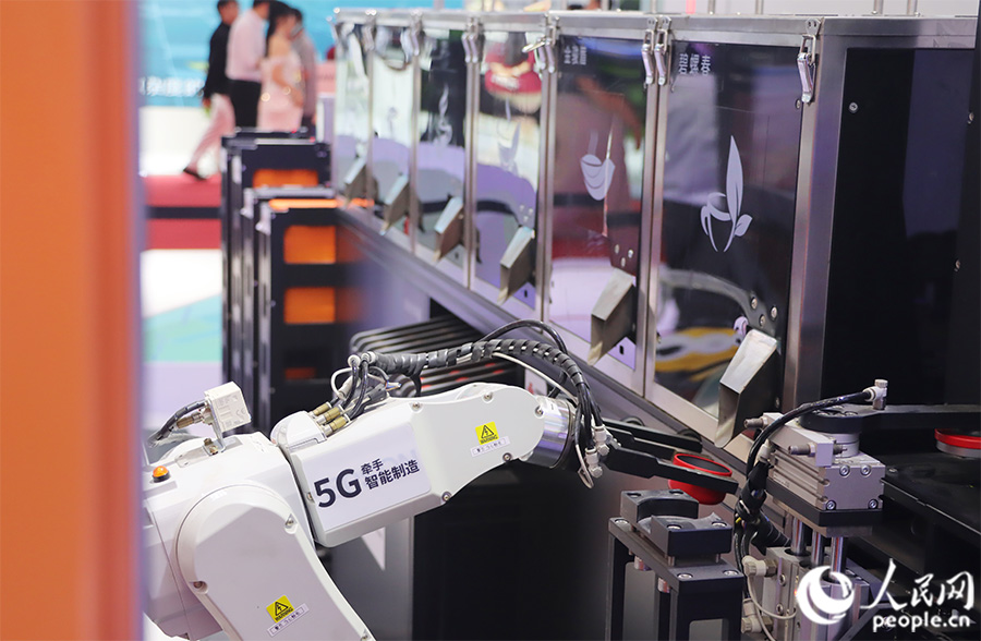 下單后，機(jī)械臂將完成取罐、接茶、裝盒的全過程。人民網(wǎng) 黃東儀攝