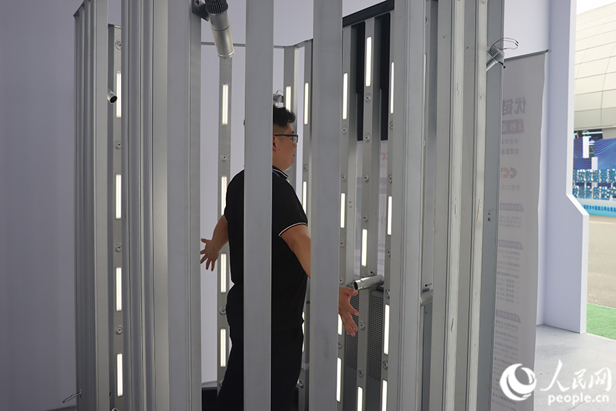 拍攝3D數(shù)字分身。人民網(wǎng) 黃東儀攝