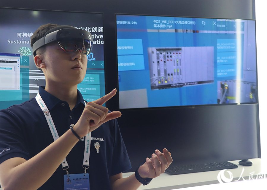 西門子交通工作人員演示AR眼鏡交互操作。人民網(wǎng) 黃東儀攝